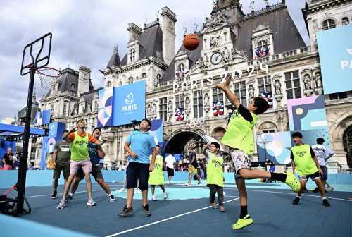 パリ五輪開幕間近、市庁舎前で子供がスポーツに汗…２４日は大型スクリーンも登場