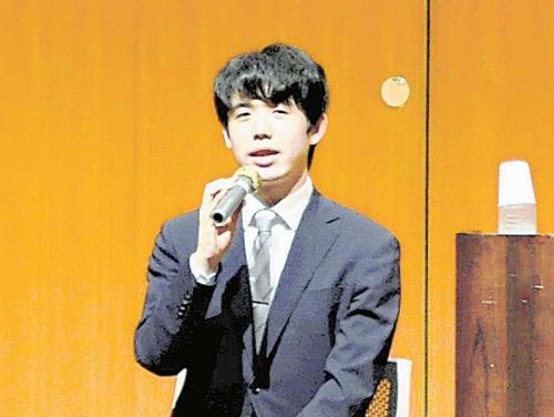 藤井聡太竜王は「猫派」とキッパリ…沼津で小中学生と交流会、くじけそうになった経験も語る