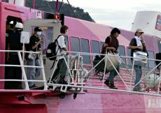 房総沖で漂流していたジェット船、えい航され伊豆大島に到着…複数人が体調不良訴える