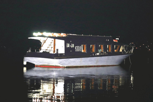 宍道湖で１３人搭乗の「リバービュー号２」が座礁、沖合数十メートルで動けなくなる