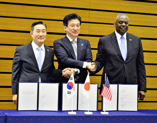 日米韓の防衛相会談、共同訓練の定期開催などで覚書に署名「３か国の安保協力を制度化する」