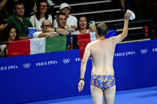 競泳女子の予選中に派手なパンツ姿の男性がプールにダイブ、そのわけは？…突然の出来事にＳＮＳも大盛り上がり