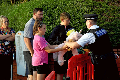 英国で子ども２人死亡の刺傷事件、１７歳少年を殺人容疑で逮捕…子どもら８人が重体