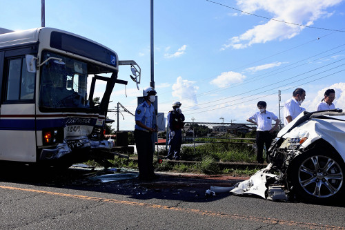 路線バスと乗用車が正面衝突、８人搬送…水戸市の国道１１８号