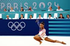 体操女子団体「金」のアメリカ、バイルスが女王らしい演技で会場を魅了…東京大会は心の不調で棄権