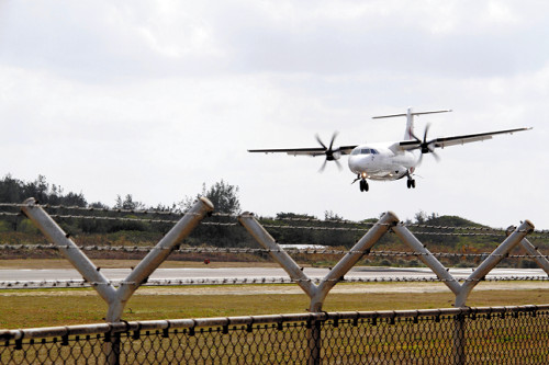 フライト時間１０分、「日本一短い」飛行機の定期路線に繰り上げ…眼下に迫るサンゴ礁