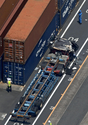 横浜の本牧ふ頭で「トラックの運転席にコンテナが落下」と通報、７０代男性が死亡