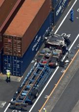 横浜の本牧ふ頭で「トラックの運転席にコンテナが落下」と通報、７０代男性が死亡