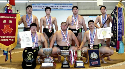 相撲団体…和歌山商が崖っぷちからの大逆転で６３年ぶりＶ、個人でも西出が連覇