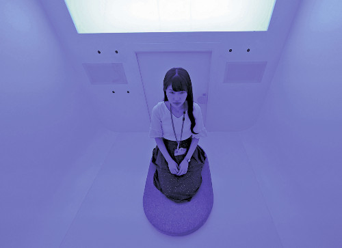 薄暗い照明に漂うミスト、市職員が隙間時間にリフレッシュ…大阪・門真市役所に移動式「瞑想室」