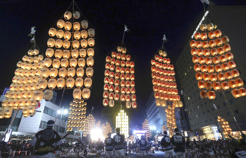 １万個の揺れる光、夏の夜空彩る…秋田竿燈まつり開幕