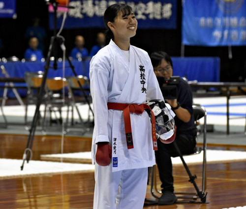 空手女子組手個人は高松中央・沢木がV「最後はみんなの応援が力に」