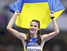 ウクライナ国旗示す青・黄のアイメイク「別の方法で戦うことを示したい」…女子走り高跳び「金」のマフチフ、活躍する姿は抵抗の象徴