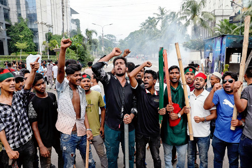 バングラデシュで首相辞任求めるデモ再燃…学生や警察官９３人死亡、全土に外出禁止令