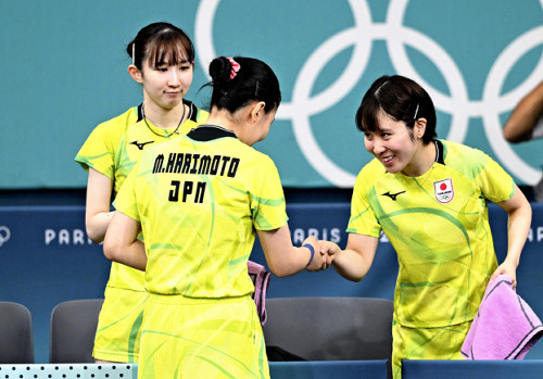 五輪デビューの張本美和、女子団体でストレート勝ち…ゲームの合間には早田ひなが熱心にアドバイス