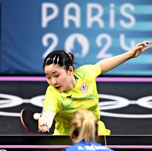 卓球女子団体、１６歳の張本美和が圧勝デビュー「落ち着いてプレーできた」…早田ひなからアドバイス