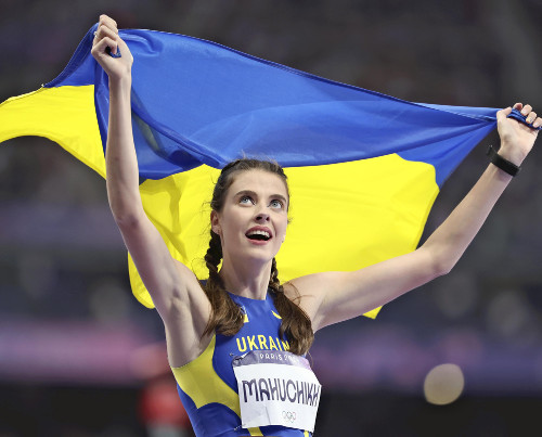 走り高跳び「金」、ウクライナ選手が国旗掲げ「私たちは強い」…サーブル団体でも祖国思い奮闘
