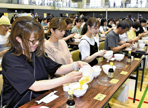 みんなで「同時に卵かけご飯作り」３２５人成功、北海道比布町の挑戦がギネス世界記録に