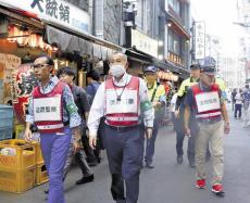 新橋駅周辺で増加中の路上占拠の飲食店、赤いベストの警察ＯＢ「道路監察」が巡回指導