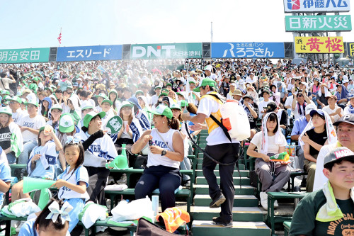 開会式直後のアルプス席で早くも「ミストシャワー」…滋賀学園が熱中症対策に投入