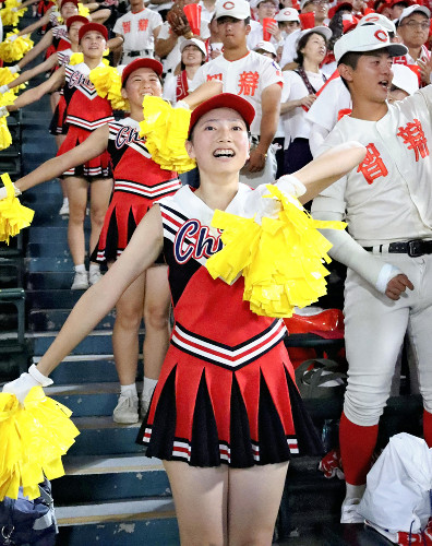 智弁学園のチアリーディング部、一糸乱れぬダンス「選手の背中を押したい」と笑顔はじける