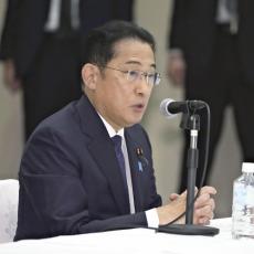 岸田首相が長崎で被爆者団体と面会…抗議する参加者に駆け寄って話しかけ、場を収める一幕も