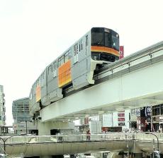 多摩モノレール駅舎の補修工事で作業員死亡、作業車の作業台と駅舎に頭部を挟まれたか