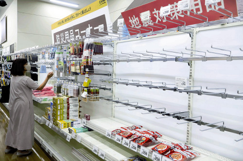 食料や防災グッズは空の棚が目立つ静岡のスーパー、開店前から並ぶ人々…店は「発注増やし対応」