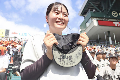 「熊本工の甲子園のベンチで記録員」の夢、伝統に阻まれ…マネジャーの帽子には選手からの寄せ書き