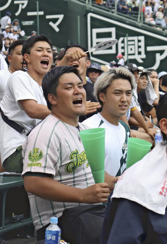 鶴岡東のアルプスでは、新型コロナで大会中止のＯＢらが声援…「自分たちの分まで楽しんで」