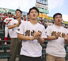 創成館アルプスに、昨夏甲子園のＯＢ遊撃手が声援…現在は負傷中で後輩に力もらう