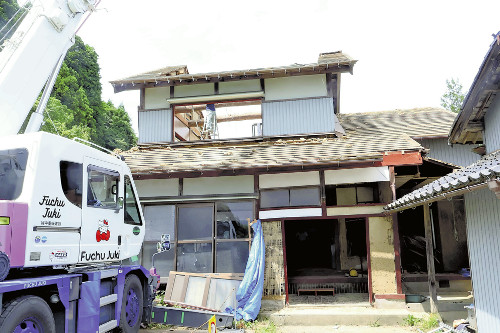 日本伝統の「板倉構法」で半壊認定の住宅再建へ、「ひみ里山杉」と壊れた母屋の部材で…林業振興も視野