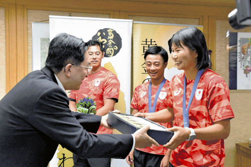 パリ五輪・セーリング「銀」の岡田奎樹と吉岡美帆が岩手県庁を訪問、達増知事「思ったよりも重い」と笑顔