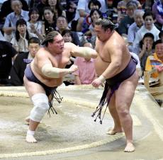 名古屋場所で１０度目Ｖの横綱照ノ富士、秋場所休場…師匠「夏巡業中に左膝を痛めたことが大きい」