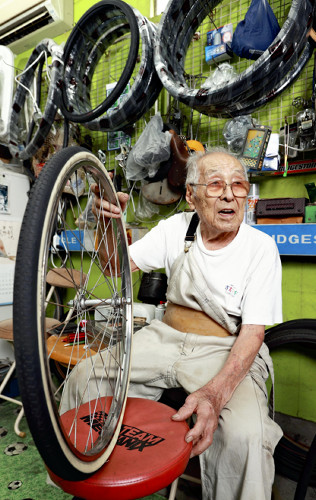 誇りを胸に現役貫く１０２歳、東京・墨田区「石井サイクル」店主は自転車修理９０年…仕事後には焼酎割り１杯