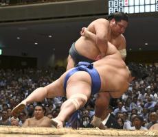 大の里が１１勝目で２差つけ単独トップ、２敗に霧島・錦木・高安…関脇対決の霧島は９勝