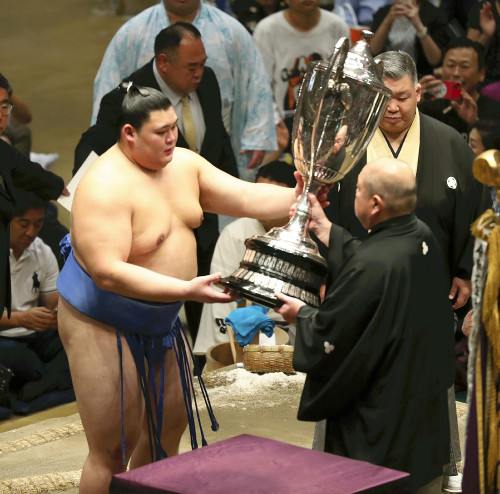 優勝の大の里、阿炎に引き落とされ千秋楽は黒星…敢闘賞と技能賞ダブル受賞