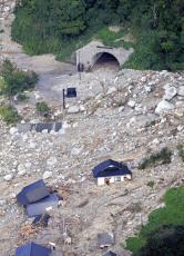 山間部のあちこちで土砂崩れ、海岸には押し流された家屋…能登大雨上空ルポ