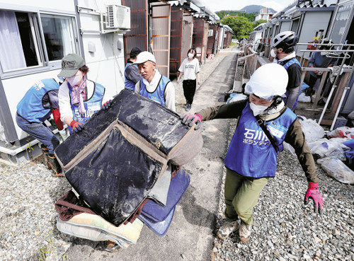 能登大雨、ボランティア活動が本格化…仮設住宅が浸水した男性「力作業をしてくれて助かる」