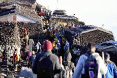 富士山登山者は減少し２０万人、登山規制が影響し７・７％減…コロナ禍除きこの１０年で最少