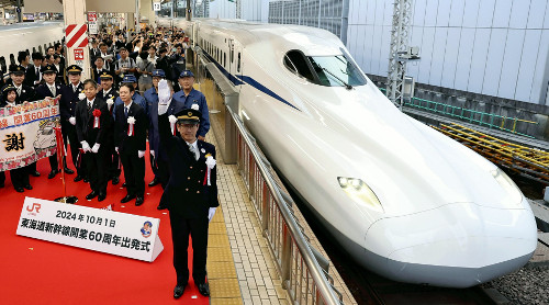 開業６０年の東海道新幹線、東京駅で出発式…乗客のべ７０億人運ぶ