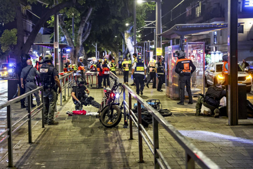 イスラエルで武装の男２人が通行人襲撃、少なくとも７人死亡…路面電車の停留所近く