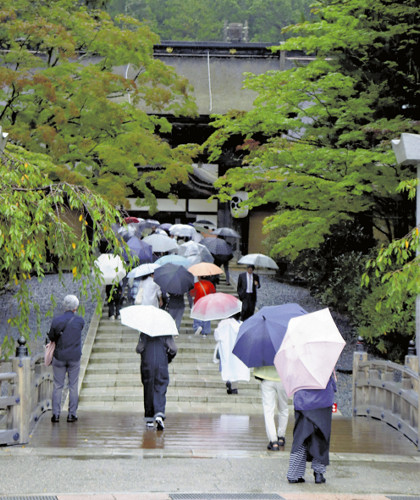 年間１５０万人が訪れる高野山、紅葉シーズンは駐車場を有料に…歩いて楽しんで