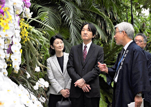 秋篠宮ご夫妻、京都府立植物園を視察…スマホで植物を撮影も