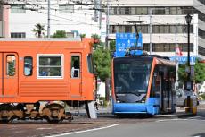 伊予鉄道市内電車には「みかん電車」も走ります…「ダイヤモンドクロス」は必見です