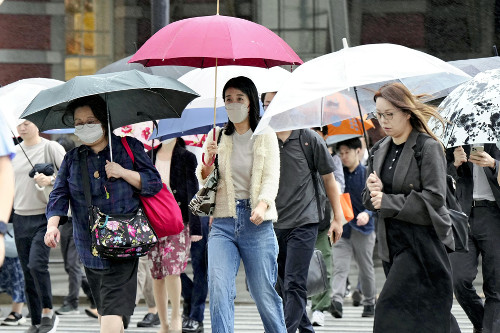 秋雨前線で都心は一転肌寒い一日、前日から１０度以上も低下…上着姿の通勤風景