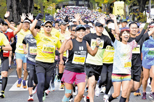 衆院選の投開票日と重なった「金沢マラソン」…投票所付近の交差点は「３０分に１度」横断可能に