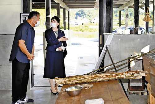 愛子さま、和紙工房で紙すき体験「難しいですね」…慎重な手つきで作業