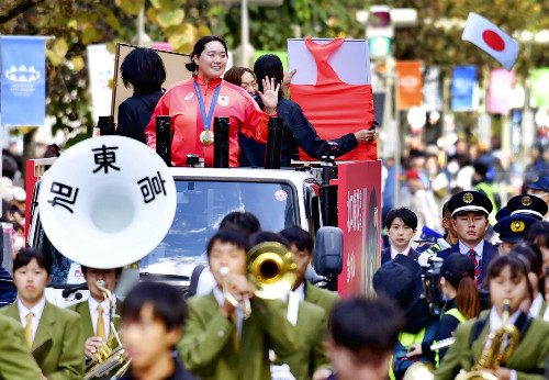 パリ五輪やり投げ「金」の北口榛花選手、旭川市で凱旋パレード「今まで見たことがないぐらいの人」