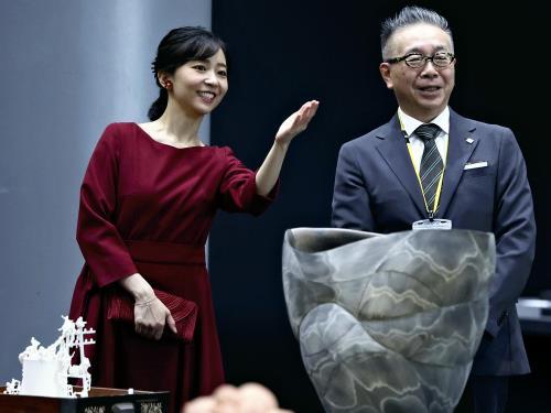 佳子さま、陶磁器フェスティバル内覧会を視察…ウクライナの陶芸作家と交流